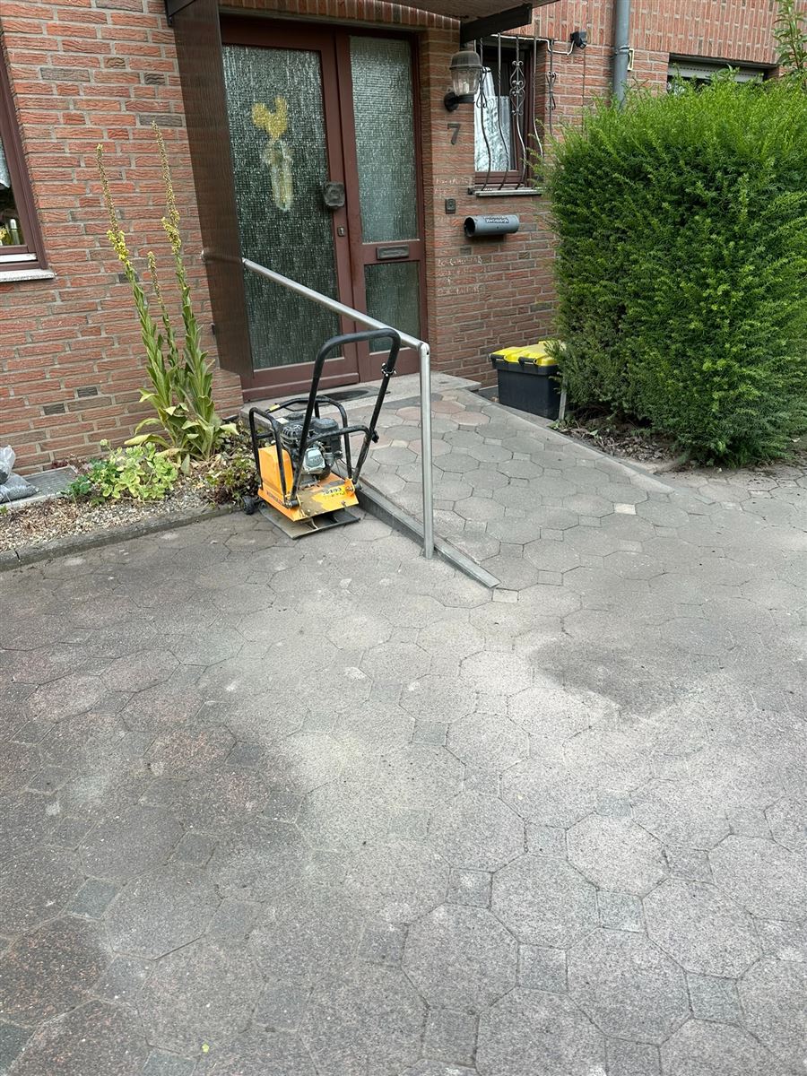Hauseingang mit Rampe und Edelstahl-Handlauf nach dem Umbau